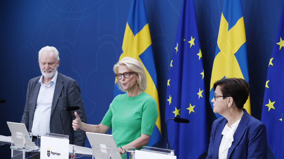 Finansminister Elisabeth Svantesson omgiven av Skatteverkets strateg Peter Sävje och generaldirektör Katrin Westling Palm.