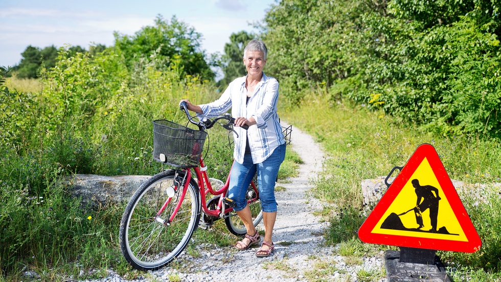 Åsa Nilsson Berling från föreningen Banvallens vänner vid stigen som är på väg att bli en gång- och cykelvänlig led, i en första del från Burgsvik till Käldhagen.