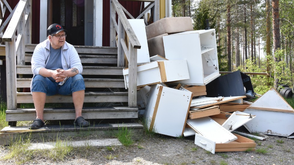 Ari Mikkola planerade att renovera i sommar, men det blir ingenting av med det. "Jag mår skit. Jag sover inte på nätterna. Jag är helt i andras händer. Ovissheten är värst" säger han.