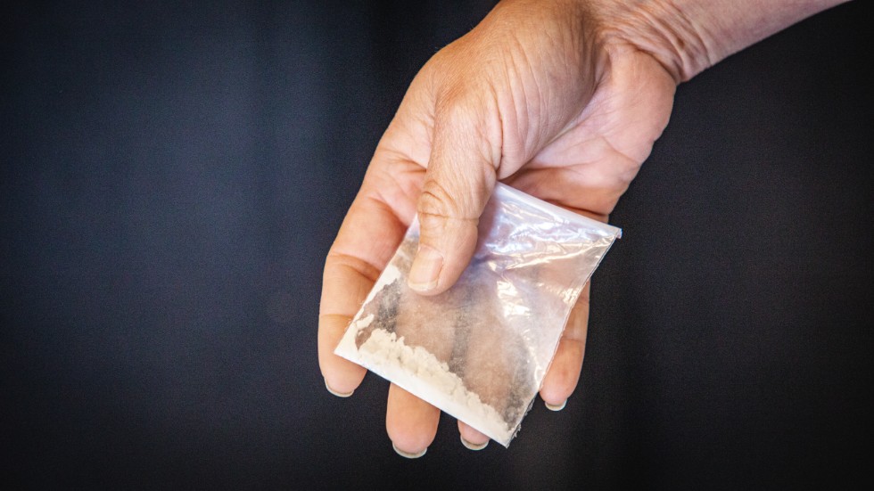 Mannen som pressade offren på pengar påstod att de hade köpt narkotika av honom och inte hade betalat. Han hotade att skada offren eller närstående till dem om de inte skickade pengar.