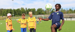 Stor glädje på rekordstor fotbollsskola: "Jätteroligt"