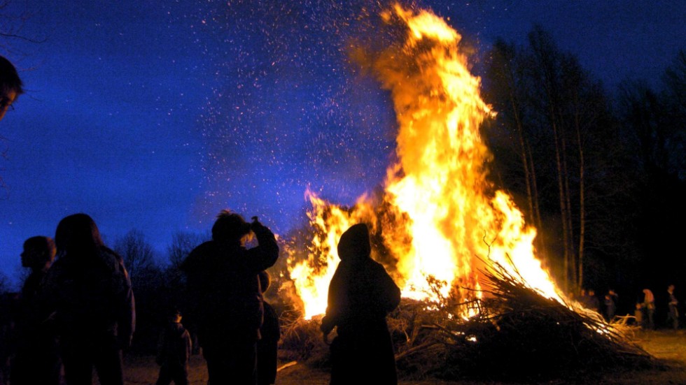 Valborgseldens sked lyser upp kvällen.