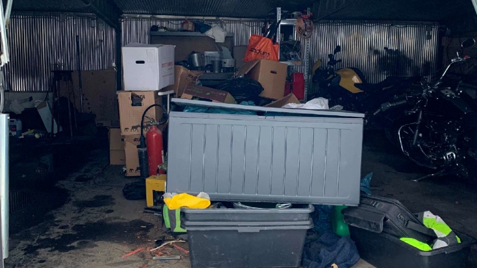 I det här garaget på Hertsön hittade en av polisen hundar kokainet i en flyttkartong.