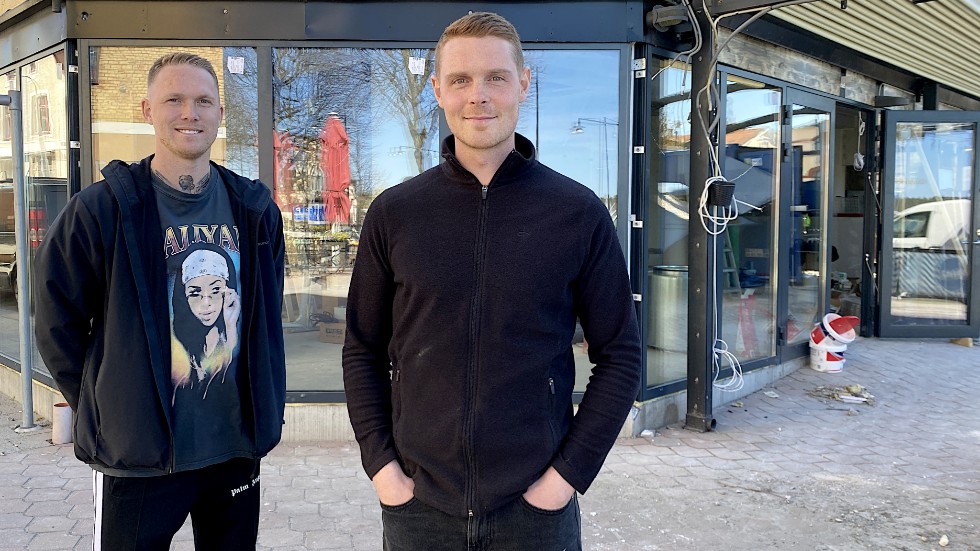 Jesper Björkman och John Widerström vid gamla Sahara, som snart blir Vikens bar och nöje.