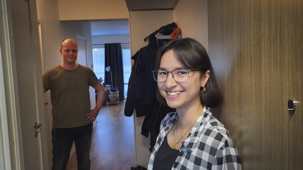 När Louise öppnade lägenhetsdörren på kvällen den 20 april låg röken tät intill taket i trapphuset. Hon tog sig in där det brann och släckte elden. För det kallas hon hjälte av Räddningstjänsten. Sambon Christian, tidigare deltidsbrandman, kom hem strax efter.