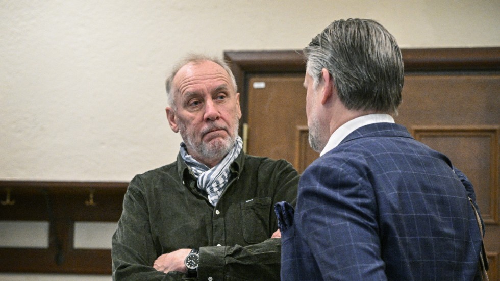 I fjol friades Håkan Nesser från tre fall av grovt skattebrott. Åklagaren överklagade och nu inleds hovrättsförhandling i målet. På bilden syns författaren med advokat Conny Cedermark i Stockholms tingsrätt. 
