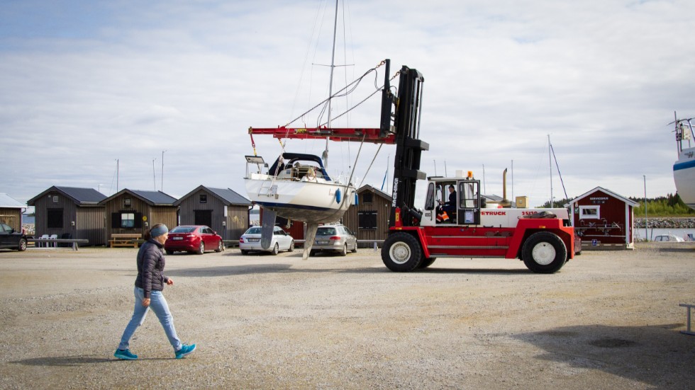 En lång rad båtar sjösätts i Bondö Marina av Ola Isaksson och hans truck som kan lasta upp till 15 ton. Båten på bilden väger cirka 3,5 ton. 