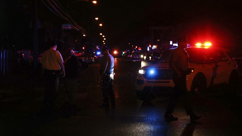 Polis i Philadelphia vid platsen där skjutningen ägt rum.