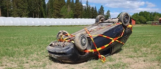 Personbil åkte av vägen och voltade