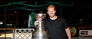 Landeskog visar upp Stanley Cup-bucklan