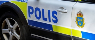 Polisbil i Strängnäs fick däck sönderskuret