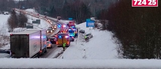 Två bilar i diket efter olycka på E 20