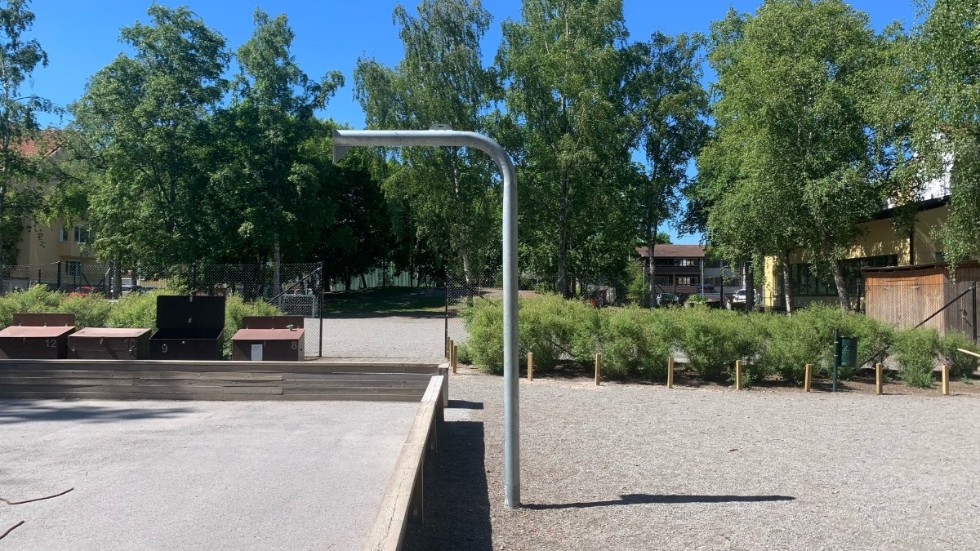 Basketkorgarna vid Sverkersskolan är nu bortplockade.
