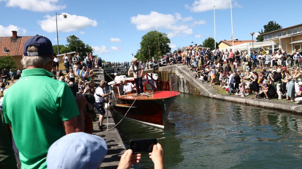 Åskådarleden var täta när kung Carl Gustaf och drottning Silvia anlände för att fira 200-årsjubileet vid Bergs slussar.