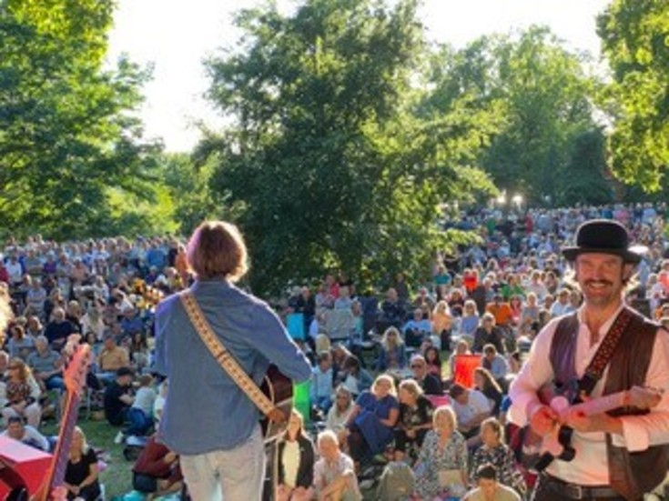 Jesper Lindell & Band varen av akterna på nypremiären av Picnic i Parken. Det blev publikrekord, med cirka 7 000 besökare.