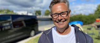 Febrilt jobb in i det sista – här monteras hoppen i wakeboardbanan: "Haft fjärilar i magen men nu känns det fantastiskt"