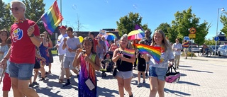 Kärlek, skratt och värmebölja – under årets Pride day i Vingåker: "En viktig kamp"