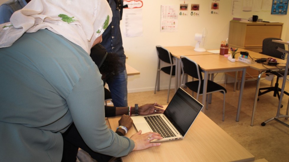 Ranya Miari blir ibland ombedd av sina elever att förtydliga och förenkla det som står på Mjölby kommuns hemsida. Enligt språkvårdare måste offentliga texter vara lätta att förstå för att även i praktiken vara tillgängliga för alla. 
