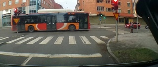 Kvinna nära att bli påkörd av buss