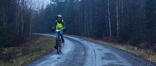 Mörk och hal skogsväg vardag för Malte