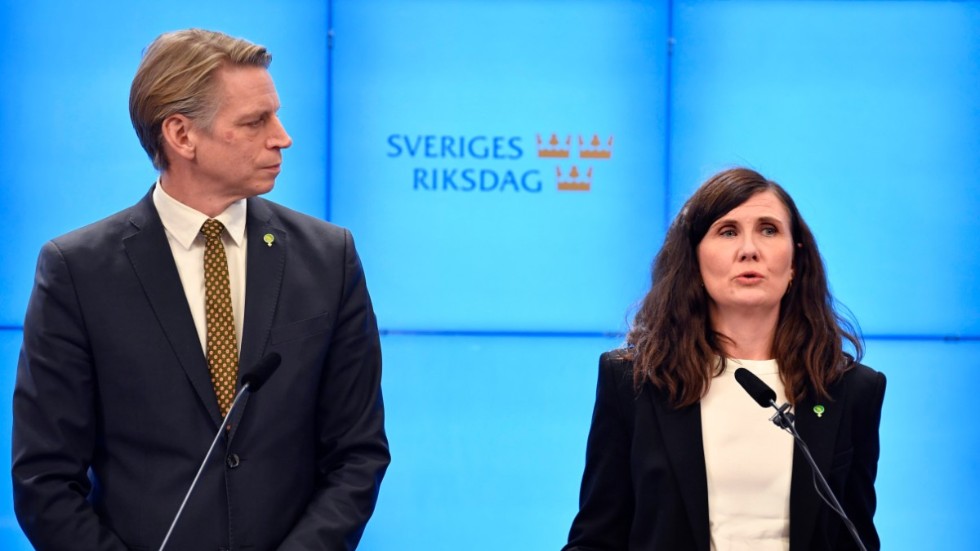 Miljöpartiets språkrör Per Bolund och Märta Stenevi meddelar på en pressträff i riksdagen att de lämnar regeringen.