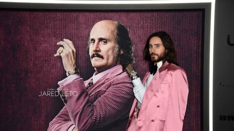 Skådespelaren Jared Leto framför en bild på sin rollfigur i "House of Gucci", en sminkning som svenska maskörerna Anna Carin Lock och Göran Lundström är Oscarsnominerade för. Arkivbild.