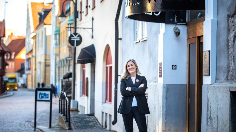 Clarion Hotels vd i Visby, Victoria Andersson, berättar att hon både stått i receptionen och plockat disk under pandemin.