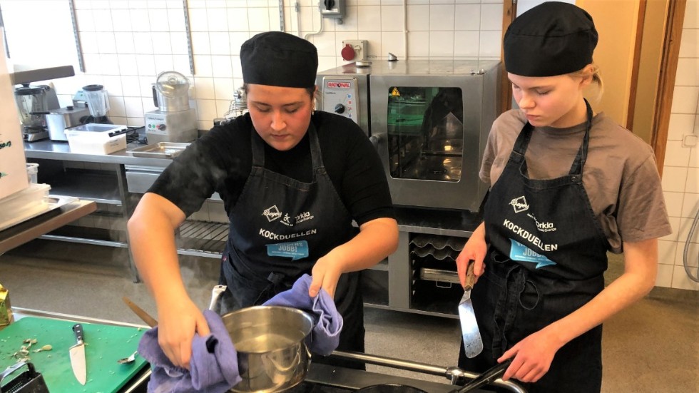 Segrare i kockduellen blev niondeklassarna Filippa Högberg och Felicia Johansson från Vifolkaskolan.