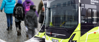 Skolbarn skadades i olycka när buss blev påkörd av lastbil – fördes till akuten • Men SOS larmades aldrig: ”Konstigt av Skellefteå buss” 