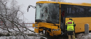 Buss körde in i träd och åkte ner på åker