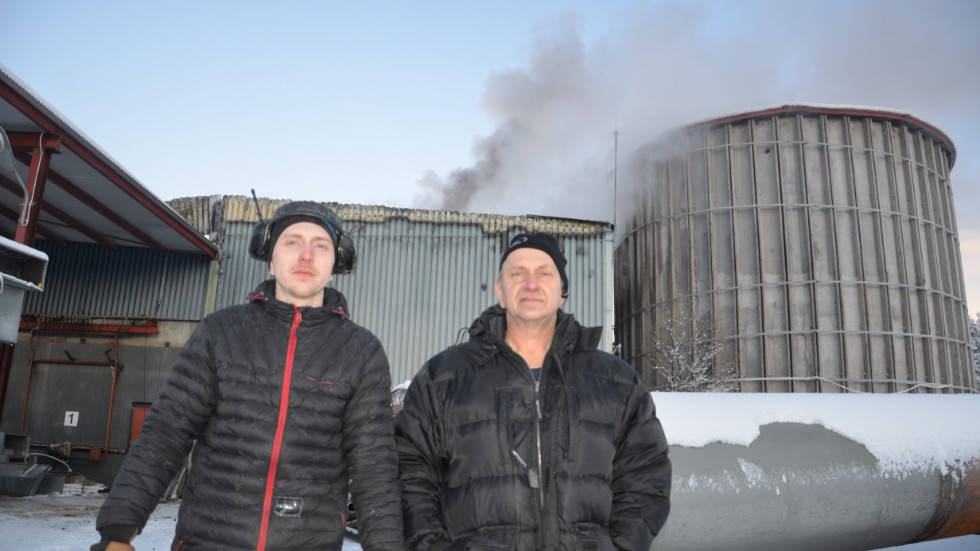 Jonatan och Jan-Åke Sköldfelt var tagna men samlade efter branden i företagets lokaler.
