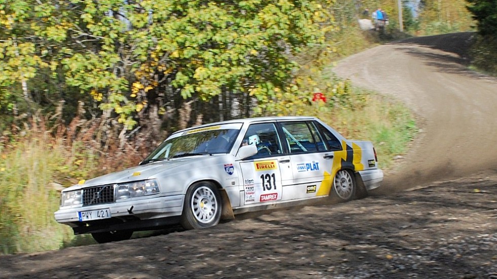 FULL FART. Roger Fransson och Charlott Holmqvist i full fart på svindlande finska rallyvägar.
