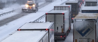 Fel däck och tyngd stoppar lastbilar i snön