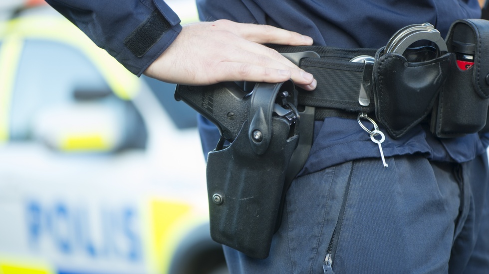 En polis med sitt vapen, en Sig Sauer, i hölster, samma typ av pistol som den aktuella polisen glömde på personaltoan.
