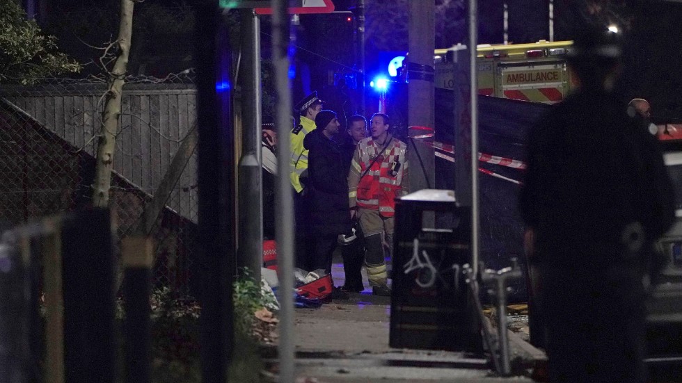 Räddningspersonal vid husbranden i Sutton i södra London.