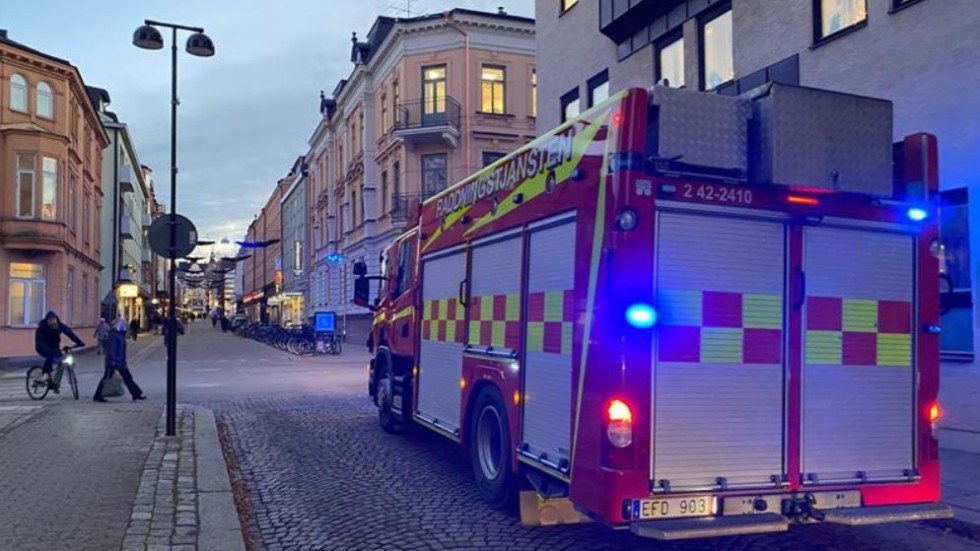 Räddningstjänsten larmades på måndagseftermiddagen till en fastighet på Kungsgatan efter uppgifter om röklukt.