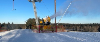 Full fart på snökanonerna i Båsenbergabacken: "Behöver att det klarar några veckors mildväder"