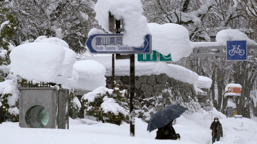 Snö i den japanska staden Toyama. Bilden togs tidigare i år, vid ett annat snöoväder.