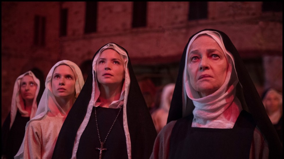 Abbedissan (Charlotte Rampling) och nunnorna Benedetta och Bartolomea i "Benedetta". Pressbild.