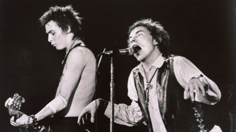 Sid Vicious och Johnny Rotten under en av Sex Pistols konserter 1978. Arkivbild.