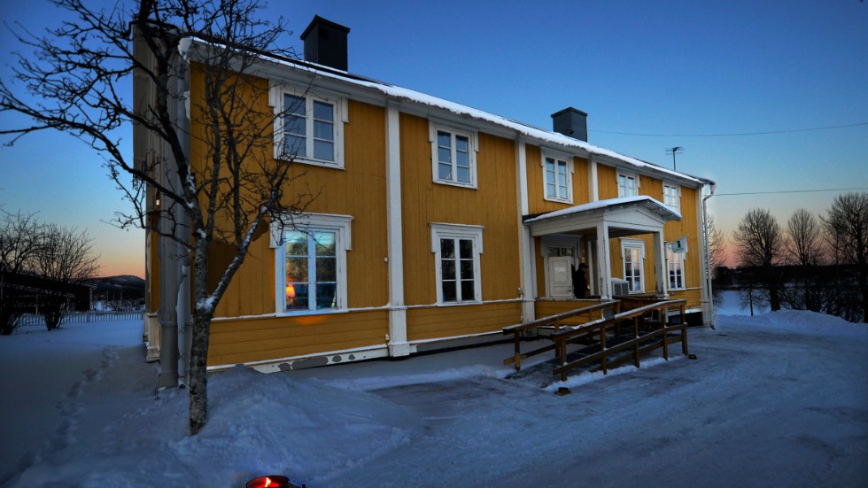 En kvinnogestalt sägs skymta i fönstren på övervåningen i gamla prästgården i Överkalix. 