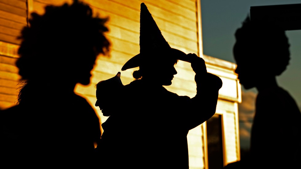 Skribenten kände sig hotad av Halloweenfirande ungdomar och är ledsen över att firandet inte blev så mysigt som det skulle kunna vara.