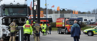 Lastbil missade rondell – körde rakt igenom