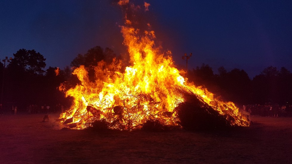 Valborgsfirare får räkna med ganska kallt väder, men kan hoppas på uppehåll. Arkivfoto