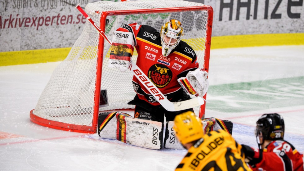 Andreas Wingerli satte ett av fyra AIK-mål på Jesper Wallstedt. 