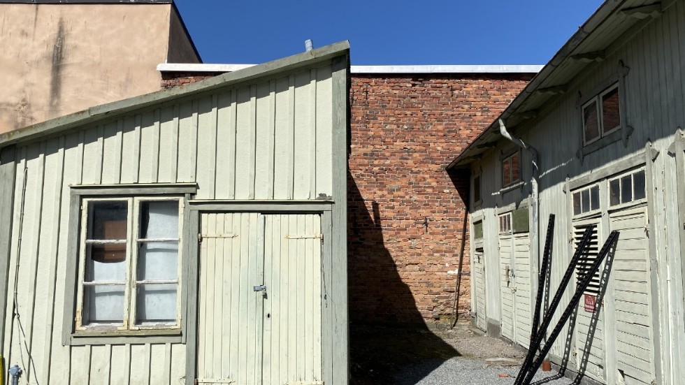 Skeberga gård AB har nu fått tillstånd att riva bodarna och snickarverkstaden på Sandgatan 32 och istället bygga identiska kopior som ska rymma bostäder.