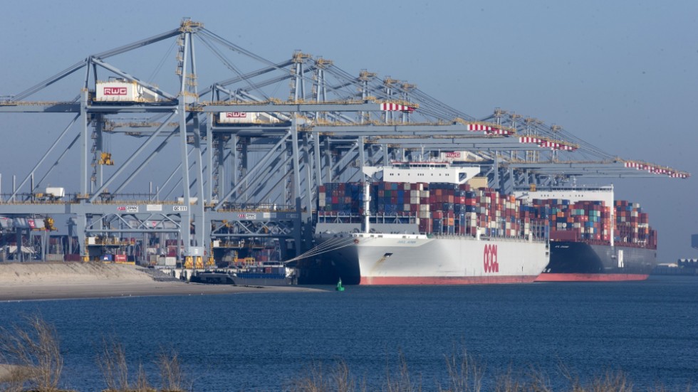 Fartyg med containrar anlöper hamnen i Rotterdams hamn Maasvlakte. Arkivbild.
