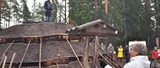 Folkfest i skogen när kolmilan Maj-Lis tändes