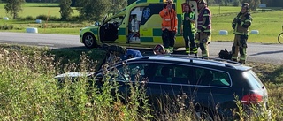 Krock mellan personbil och mopedbil strax söder om Skellefteå – en person till sjukhus