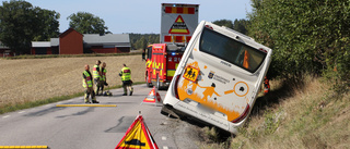 Förskolebuss med 15 passagerare – körde av vägen